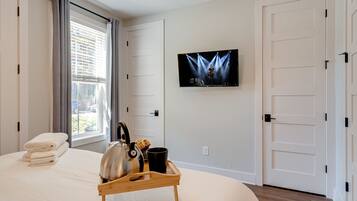 1 chambre, fer et planche à repasser, lit de bébé portatif