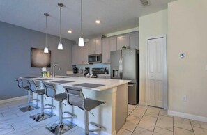 Fridge, microwave, oven, stovetop - Resort style, pool home within minutes to Disney (Kissimmee)