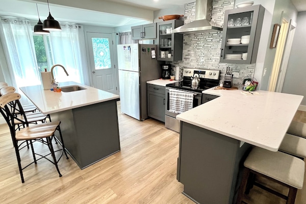 Kjøleskap, mikrobølgeovn, ovn og kokeplater