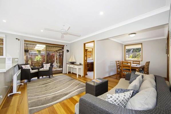 Smart TV, DVD player