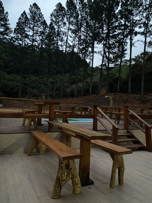 Outdoor dining - Property with trails and views of Greater Vitória (pets allowed). (Marechal Floriano)