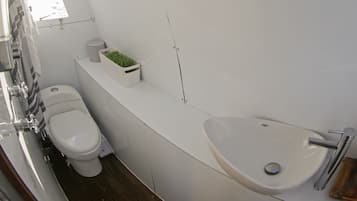Chuveiro, toalhas de banho, sabonete, shampoo