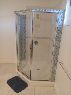 Jetted bath, hair dryer, towels