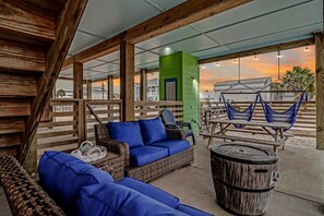 Outdoor dining - Stairway to Seven- Private Pool | Hammocks (Port Aransas)