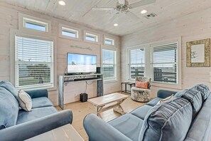 TV, offices - Stairway to Seven- Private Pool | Hammocks (Port Aransas)