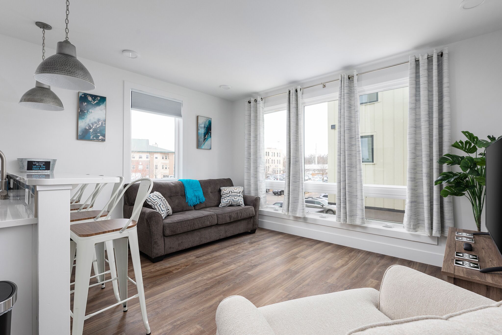 West Bay Hideaway | Downtown | AC | Beach | Rooftop Deck