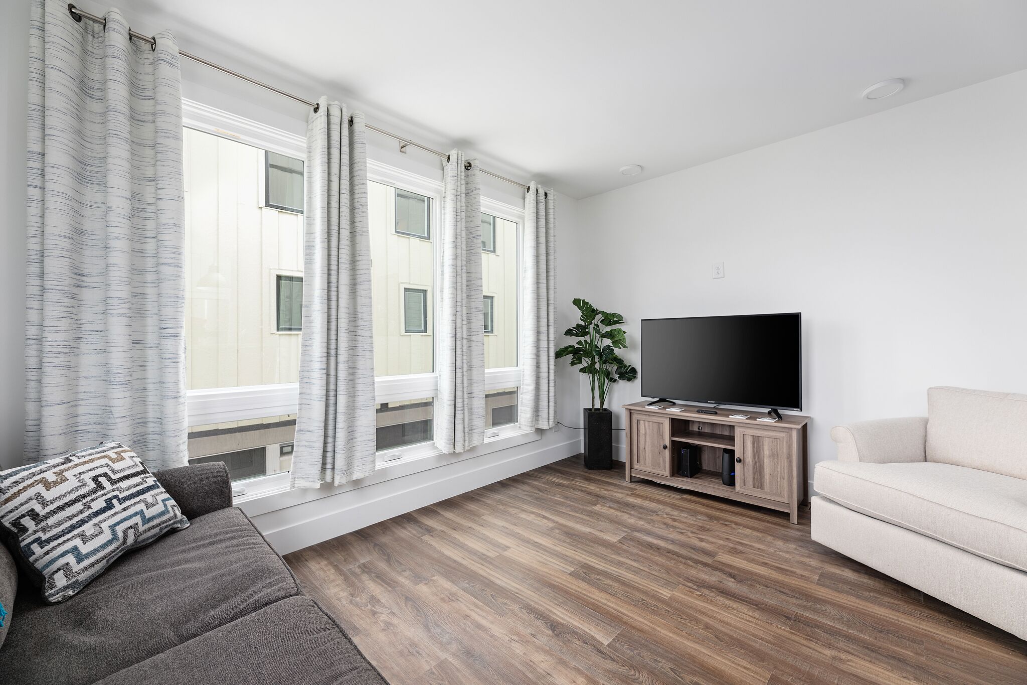 West Bay Hideaway | Downtown | AC | Beach | Rooftop Deck