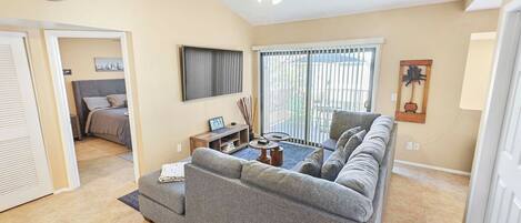 TV connectée, livres, chaîne hi-fi