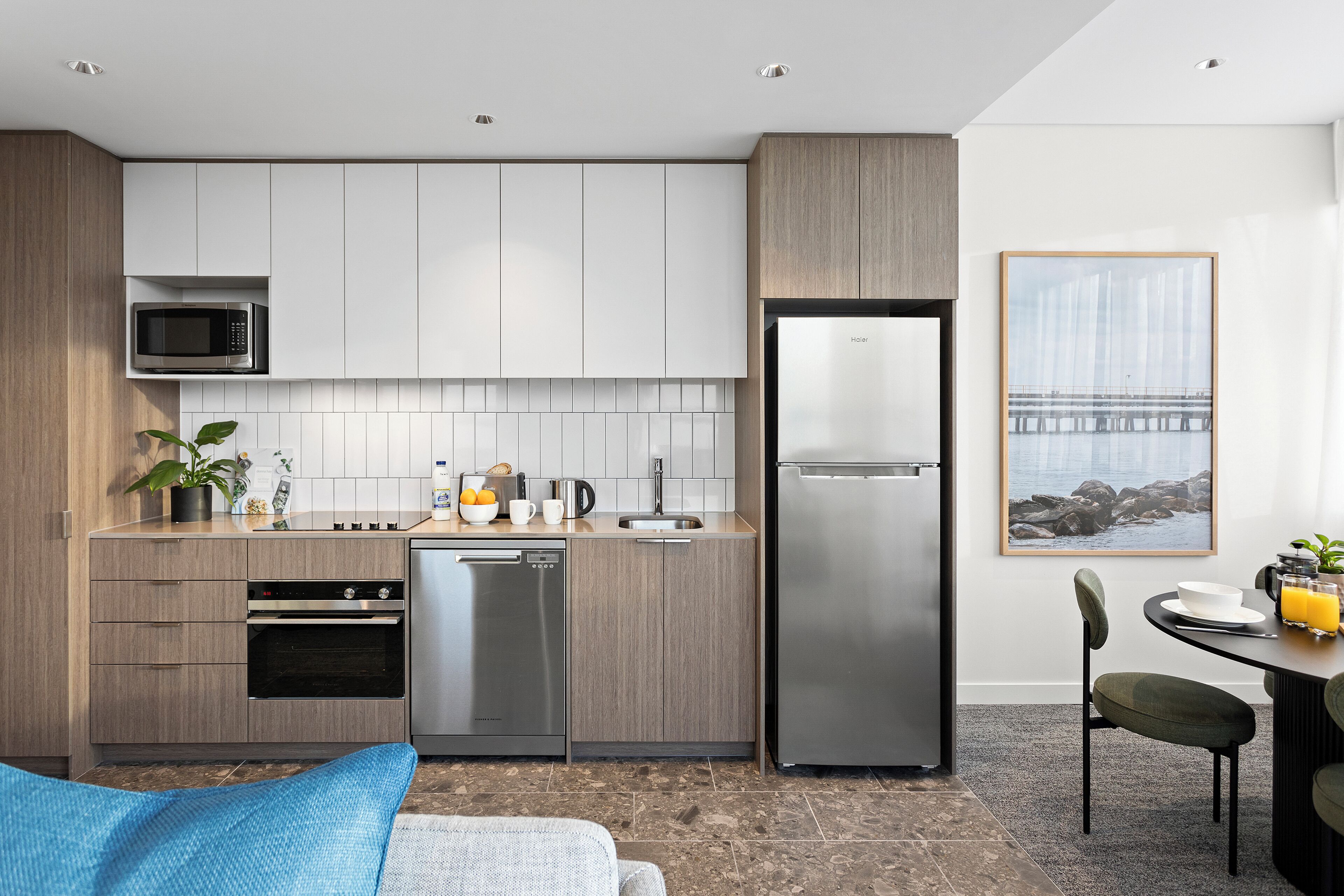 Una cocina moderna con electrodomésticos integrados, un comedor con vistas y una zona de estar acogedora.