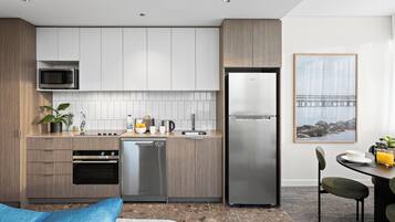 Una cocina moderna con electrodomésticos integrados, un comedor con vistas y una zona de estar acogedora.
