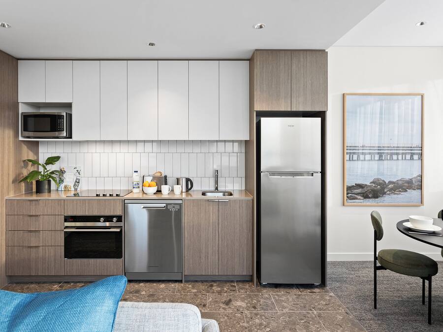 Una cocina moderna con electrodomésticos integrados, un comedor con vistas y una zona de estar acogedora.