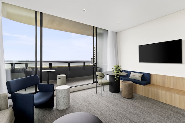 Executive Apart Daire, 1 Yatak Odası | Oturma alanı | Dijital TV kanalları bulunan 45 inç akıllı televizyon, televizyon