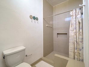 Shower, hair dryer, towels, soap - Casa Palmares - Yucatán Home Rentals (Telchac Puerto)