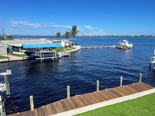 Waterfront oasis, sunsets, heated pool, hot tub, boat dock, near boat ramp