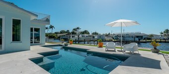Waterfront Home! Sleeps 8 Heated Pool Spa Boat Dock Chef Kitchen Small dogs OK