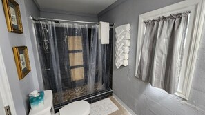 Shower, hair dryer, towels - Mountain Point of View Cottage - 15 Minutes from the Caverns! (Pelham)