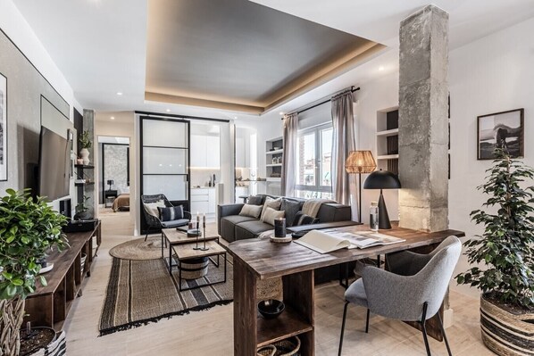 TV - Ujue - 2 bedrooms in Ríos Rosas (Madrid)