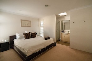 2 bedrooms, iron/ironing board, free WiFi