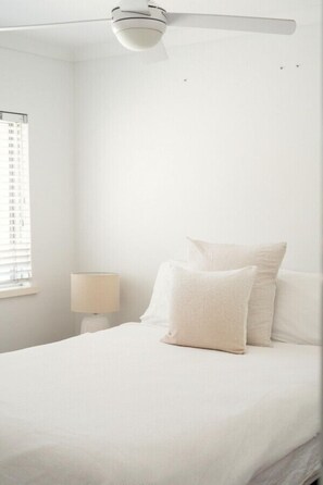2 habitaciones, escritorio, tabla de planchar con plancha y wifi gratis