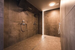 Shower, hair dryer, towels - Haus Redensee, Appartement 03 für bis zu 2 Personen. - Haus Redensee (Fuhlendorf)