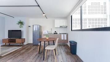 Refrigerador, microondas, horno, placa de cocina