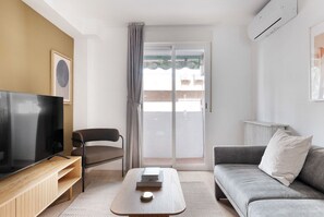 Een televisie en een stereo