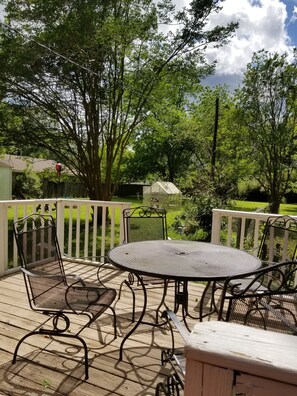 Outdoor dining - 5 minutes to downtown, short drive to beach (Charleston)