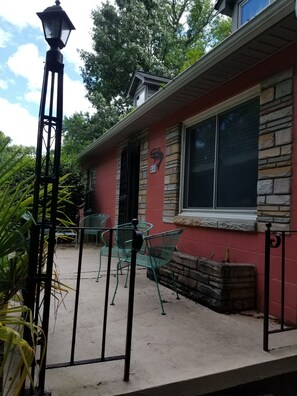Terrace/patio - 5 minutes to downtown, short drive to beach (Charleston)