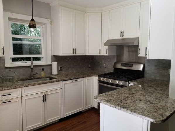 Private kitchen - 5 minutes to downtown, short drive to beach (Charleston)