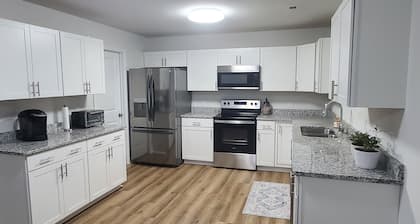 Brand New House <5 min to HPU & Market