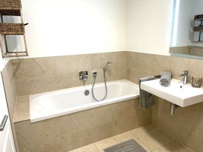 Shower, hair dryer, towels - Haus Zingst, Appartement 24 für bis zu 4 Personen. - Haus Zingst (Fuhlendorf)