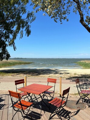 Outdoor dining - Haus Zingst, Appartement 24 für bis zu 4 Personen. - Haus Zingst (Fuhlendorf)