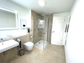 Unclassified image, 2 of 30, button