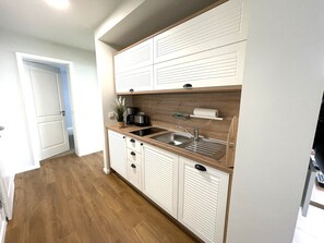 Jääkaappi, liesi, astianpesukone, kahvin-/teenkeitin