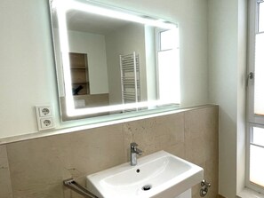 Regadera, secadora de cabello, toallas 