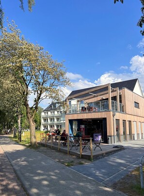 Outdoor dining - Haus Prerow, Appartement 37 für bis zu 2 Personen. - Haus Prerow (Fuhlendorf)