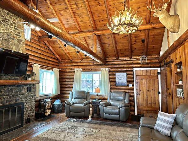 Smart TV, fireplace