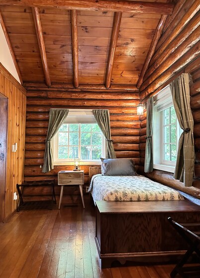 Lakeside Log Home - Enjoy a beautiful sugar sand beach, Fireplace