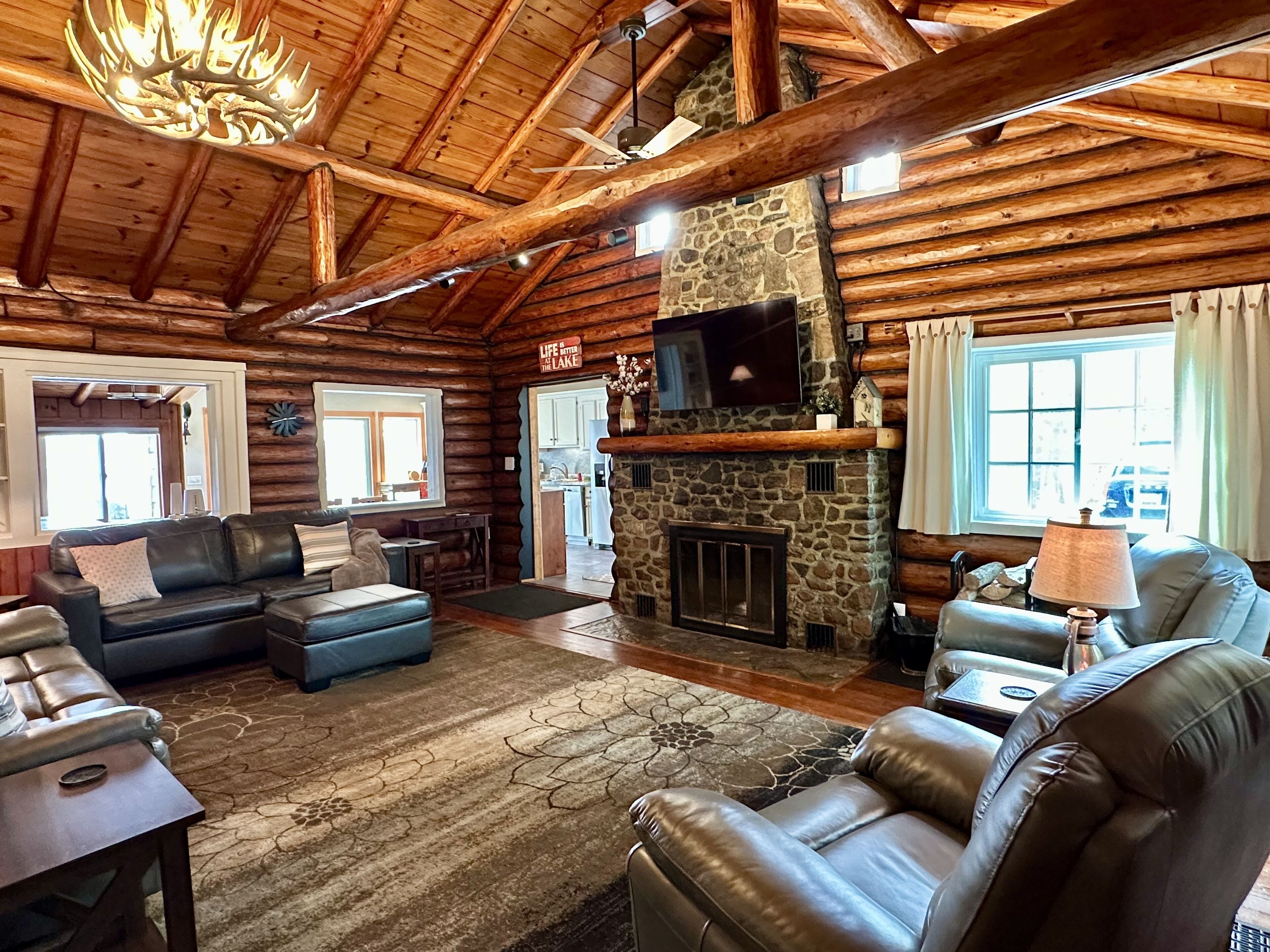 Lakefront Log Cabin - Dog Friendly! Sandy beach, Fireplace - Near Eau Claire 