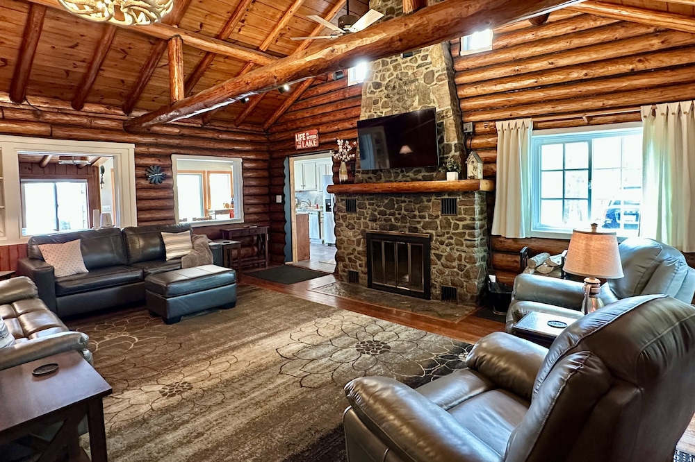 Lakefront Log Cabin - Dog Friendly! Sandy beach, Fireplace - Near Eau Claire