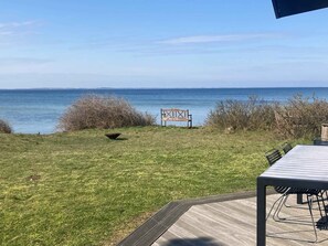 Outdoor dining - Cozy holiday home on a large beach plot (Martofte)