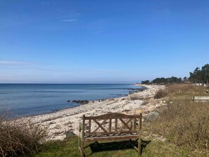 On the beach - Cozy holiday home on a large beach plot (Martofte)