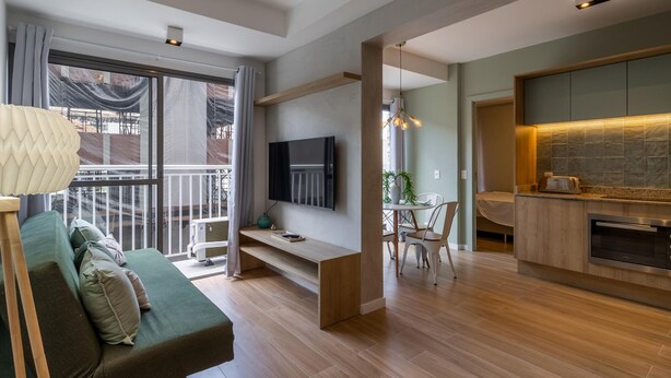 Een modern appartement met een zithoek, eethoek en keuken.