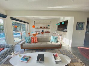 Smart-TV, Bücher, Videothek, Stereoanlage