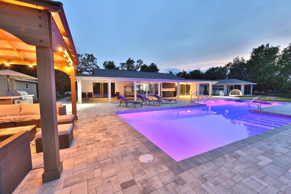 Alberca al aire libre y alberca climatizada