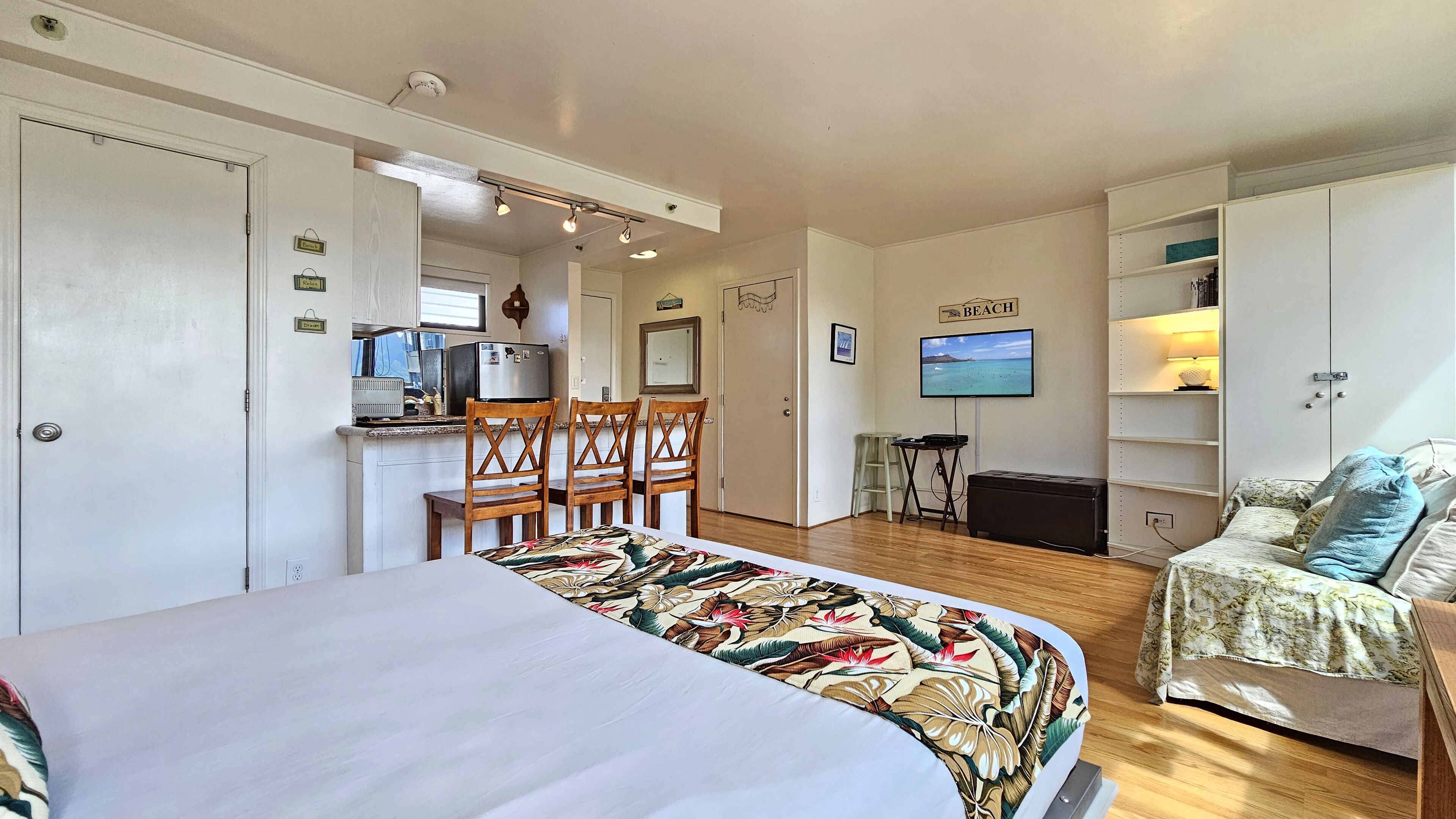 9th floor Studio, Sleeps 2, Just 2 mins Walk to Waikiki Beach
