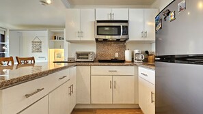 Private kitchen | Fridge, microwave, stovetop, coffee/tea maker