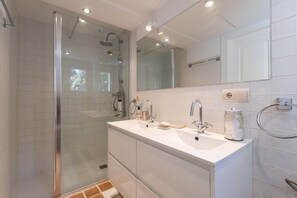 Combined shower/bathtub, hair dryer, bidet, towels - LUNAMAR - Spectacular duplex with access to the beach, shared pool and free Wifi. (Marbella)