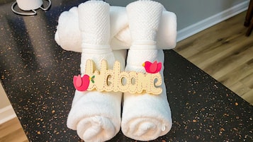 Douche, sĂšche-cheveux, serviettes fournies, savon