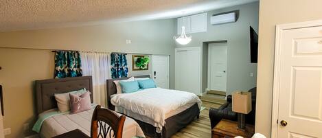 1 slaapkamer, een strijkplank/strijkijzer, gratis wifi, beddengoed